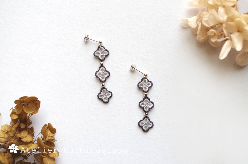 タティングレースの小花の三連ピアス〈シルバーグレー〉