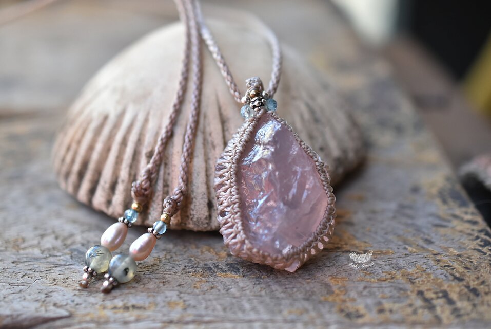 春の色☆ローズクォーツ原石マクラメネックレス1010 | iichi 日々の  
