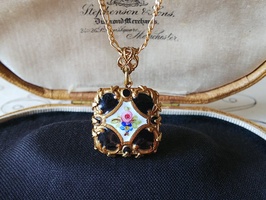 アンティーク　黒・薔薇 スクエアボタン(18㎜）クラシカルネックレス