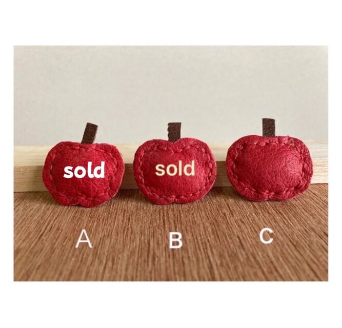 ナチュラルレザーのりんごブローチ