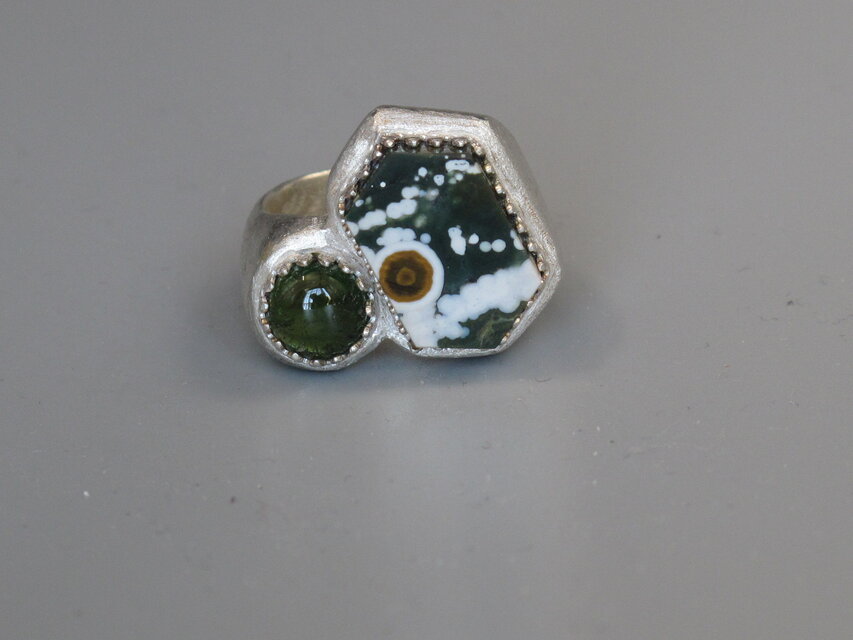 大きさの違う円形の石たち