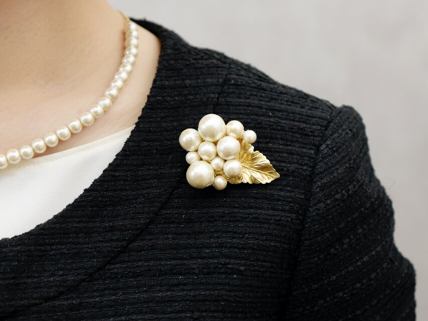 【ブローチ】ヴィンテージな真鍮 リーフ/葉っぱ付 お花・コットンパール 大