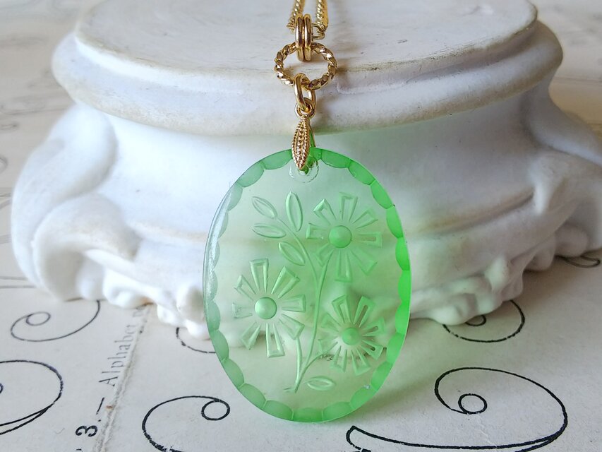 ヴィンテージ　3flowerペリドット色インタリオ（35×26㎜）ネックレス