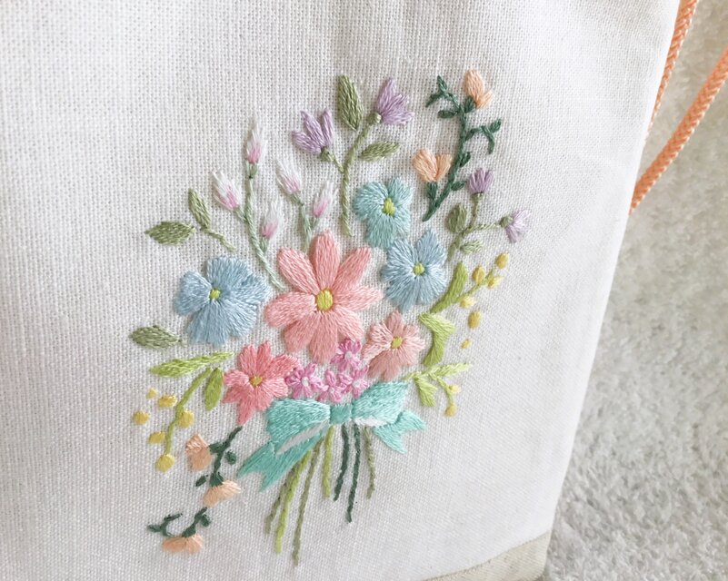 花刺繍の巾着～花束～ | iichi 日々の暮らしを心地よくする 
