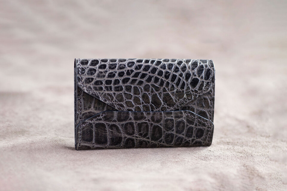 クロコエンボスレザーで作った　エンベロープ型　名刺ケース　クロコ / カーキ　apo-13ec
