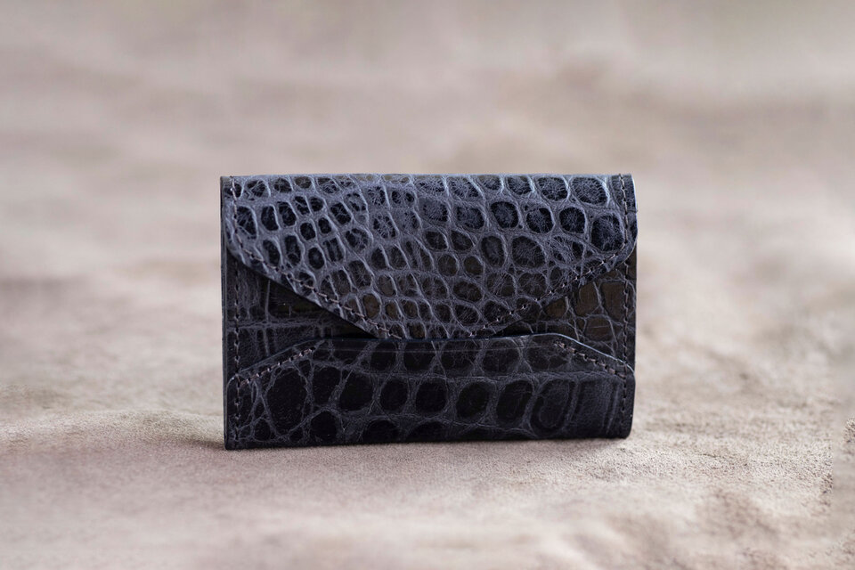クロコエンボスレザーで作った　エンベロープ型　名刺ケース　クロコ / ネイビー　apo-13ec