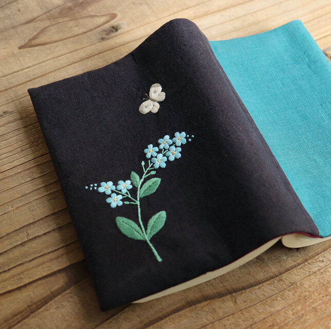 受注生産】手刺繍のブックカバー『勿忘草』 | iichi 日々の暮らしを