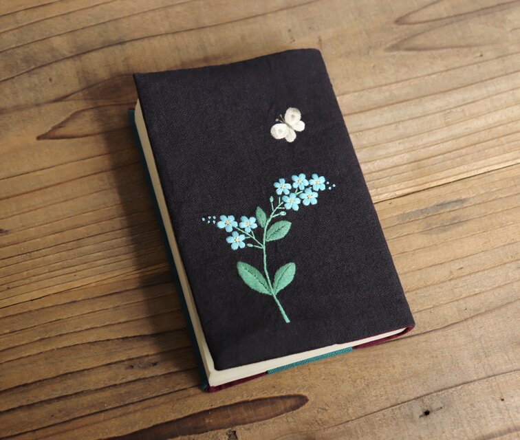 受注生産】手刺繍のブックカバー『勿忘草』 | iichi 日々の暮らしを