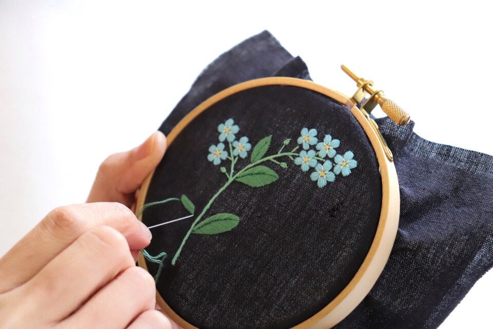 受注生産】手刺繍のブックカバー『勿忘草』 | iichi 日々の暮らしを