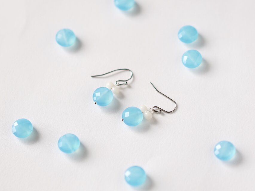 ブルーカルセドニーと伊勢志摩珊瑚のピアス/イヤリング