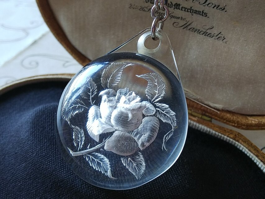 ヴィンテージ　ルーサイト薔薇（45×35㎜） クラシカルSilverトーン ネックレス