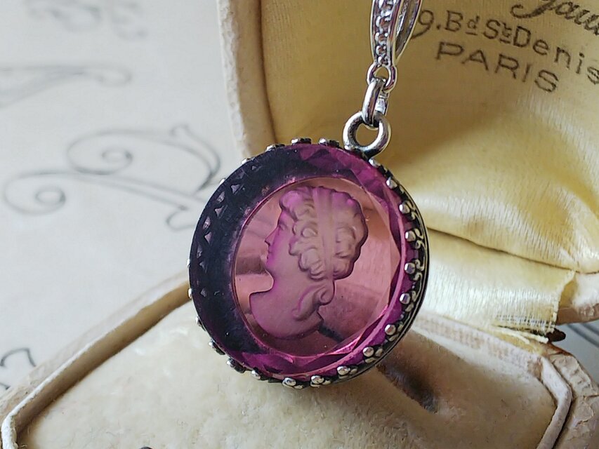 ヴィンテージ　グレープ色Ladyのインタリオ（18㎜）クラシカルネックレス