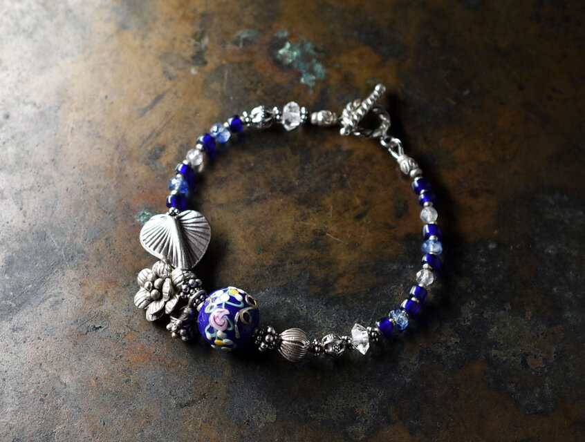 濃紺ヴェネチアアンティーク薔薇と小花とカレンシルバー、ハーキマーダイヤモンド、瑠璃色ビーズ、カイヤナイト、ラブラドライトのブレス