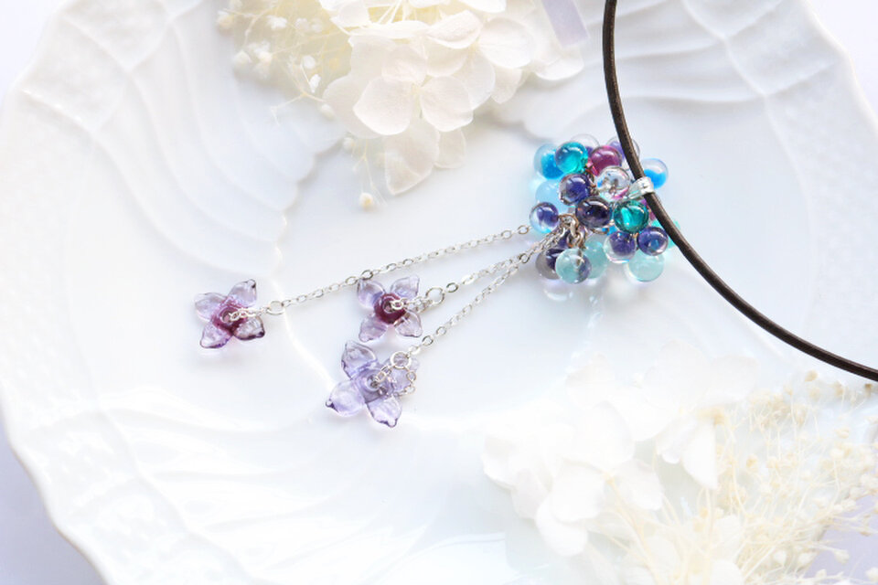 ☆オフシーズンSALE☆ガラスの紫陽花ペンダント（紫）