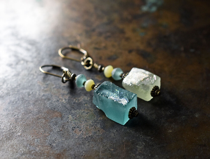 銀化ローマングラスとジェイドのアンシメトリーピアス