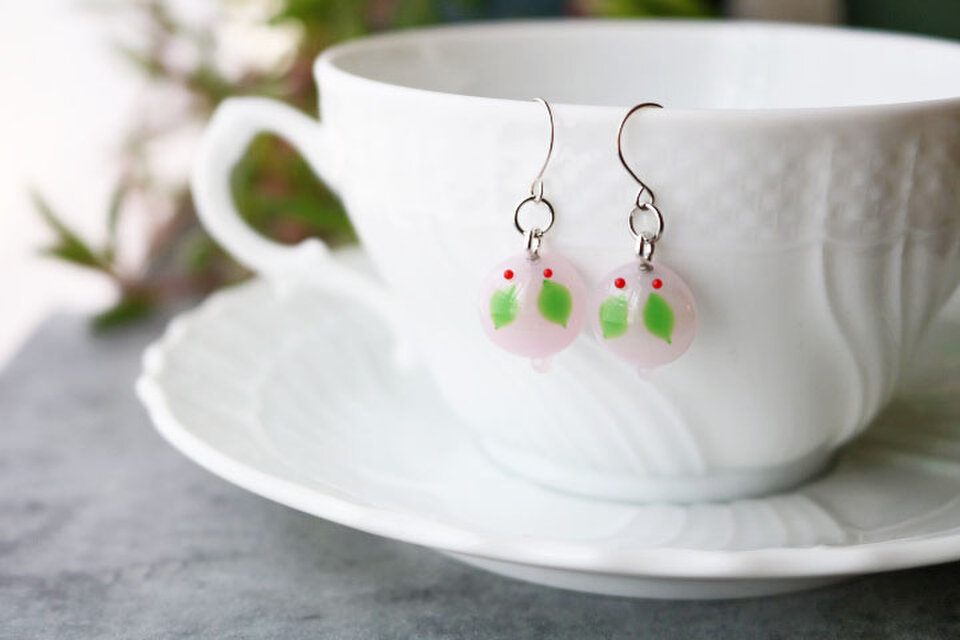 とんぼ玉ピアス　うさぎ（ピンク）