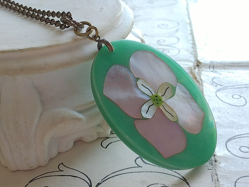 ヴィンテージ　若竹色／Mother of pearl(51×37㎜）真鍮古美色 ネックレス