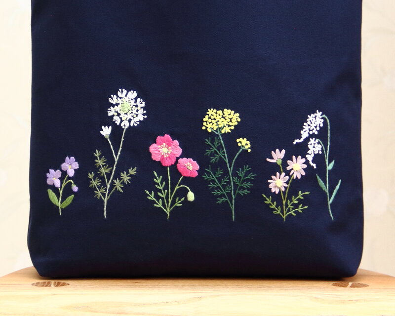 帆布のトートバッグ 手刺繍 春の花 A4サイズ ロイヤルネイビー | iichi