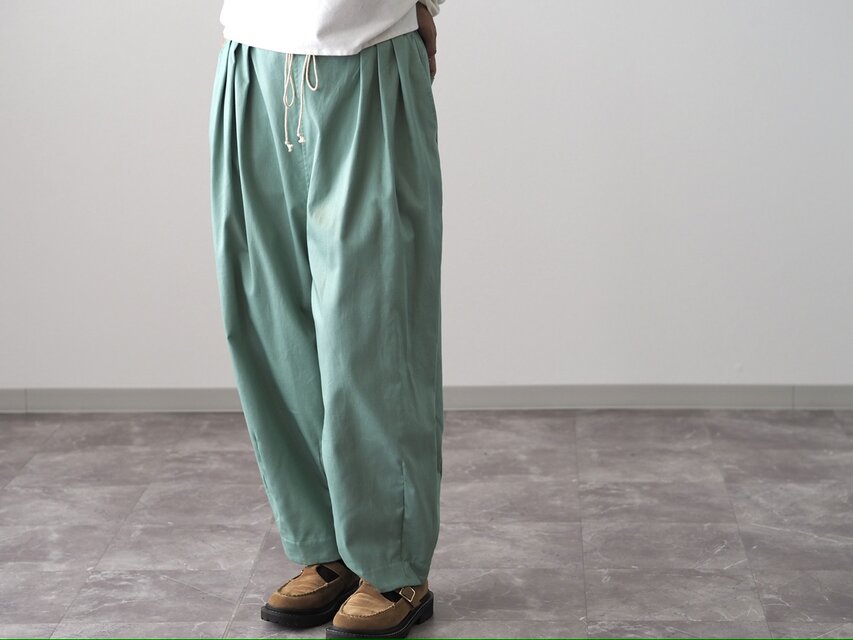ウエストタック、コード調節付き/カラーパンツ《ミズイロ》
