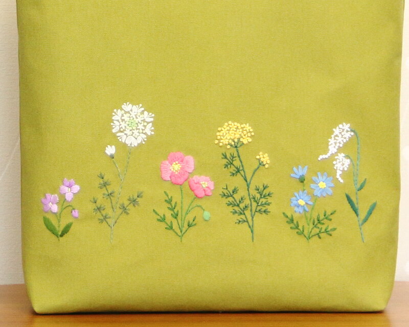 帆布のトートバッグ 手刺繍 春の花 A4サイズ リーフグリーン | iichi