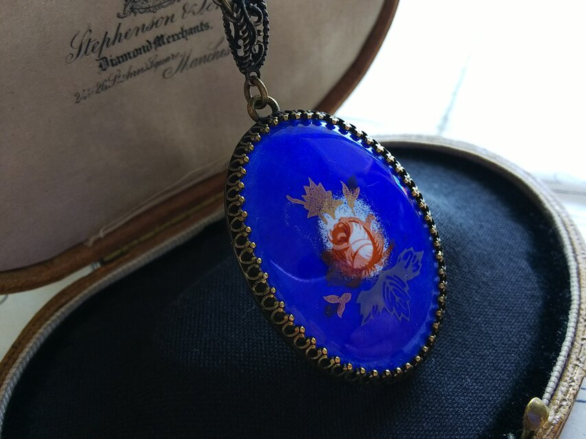 ヴィンテージ　瑠璃色エナメル薔薇（40×28㎜）クラシカルネックレス