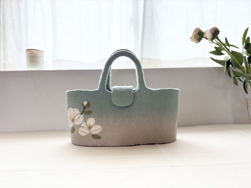 羊毛刺繍フェルトバック/沙羅の庭 | iichi 日々の暮らしを