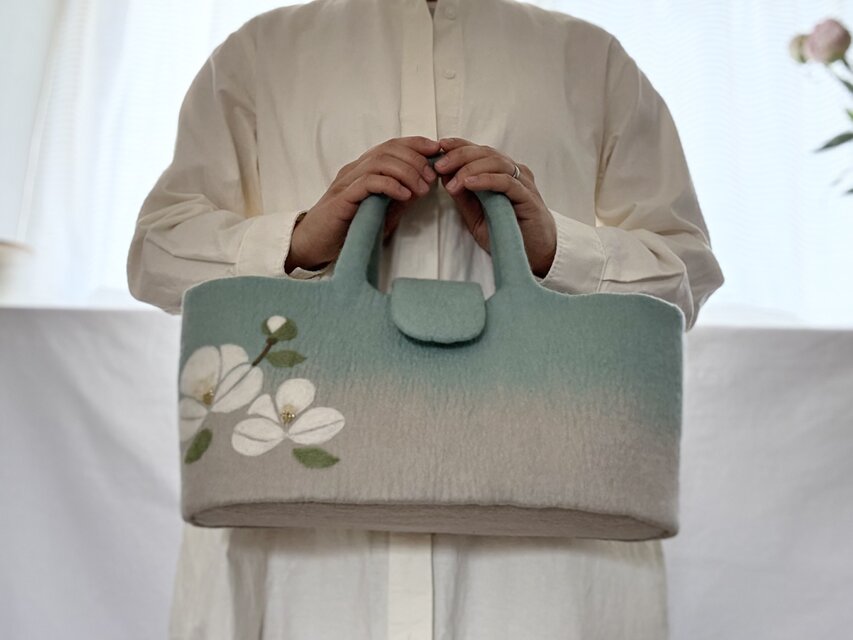 羊毛刺繍フェルトバック/沙羅の庭 | iichi 日々の暮らしを