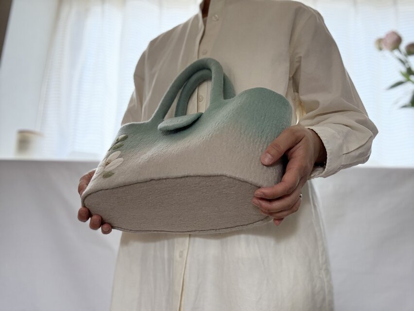 羊毛刺繍フェルトバック/沙羅の庭 | iichi 日々の暮らしを