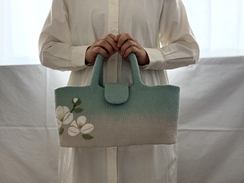 羊毛フェルト　羊毛絵画『白つめ草の咲く草原』ハンドメイド　ウール刺繍 羊毛フェルト 羊毛絵画『白つめ草の咲く草原』ハンドメイド