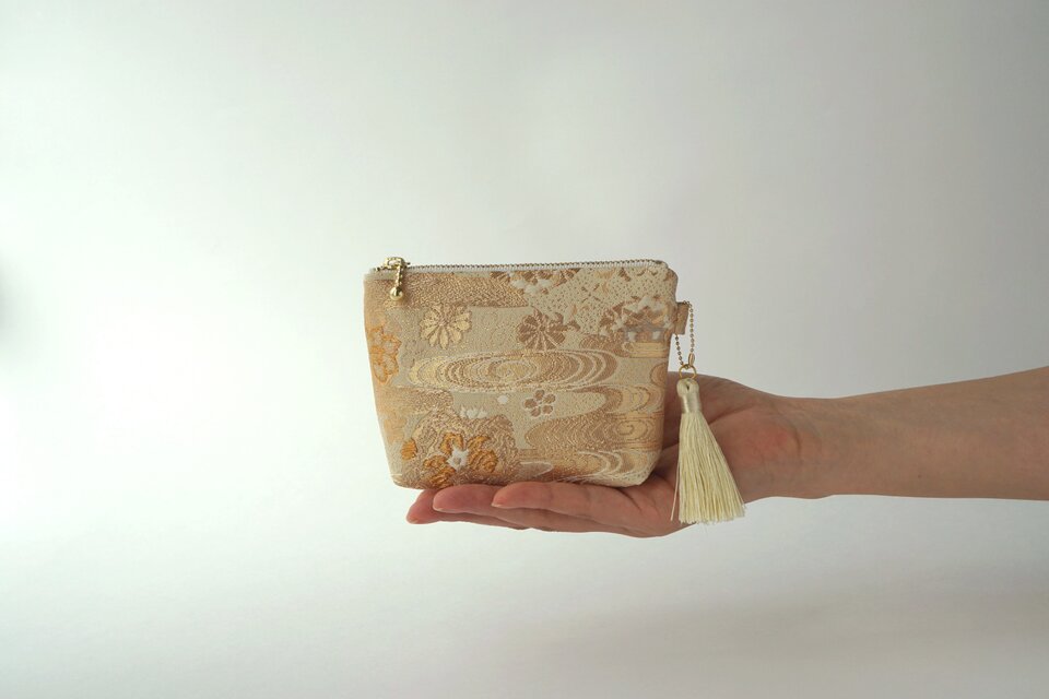 【ゴールド　花模様　帯リメイク ミニポーチ】カードケース、ポーチ小さめ、ジュエリーポーチ。誕生日ギフトにも。