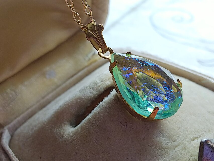 ヴィンテージ　ドラゴンズブレス（Light-Green／14×10㎜）クラシカルネックレス