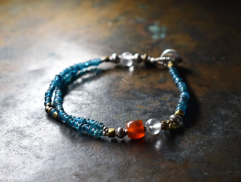 古代水晶と古代カーネリアン、oldオリッサブラス＆チンシルバー、エメラルドブルービーズのブレス