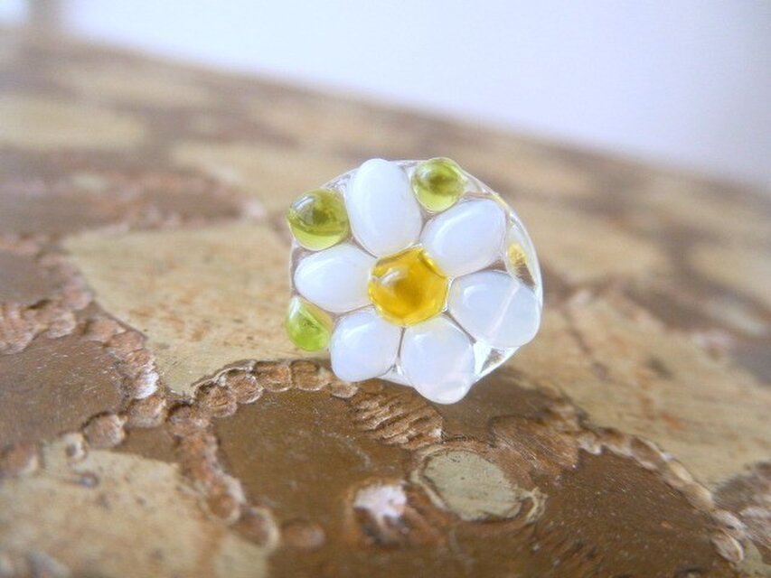 ちいさなマーガレットのイヤホンジャック ・ピアス