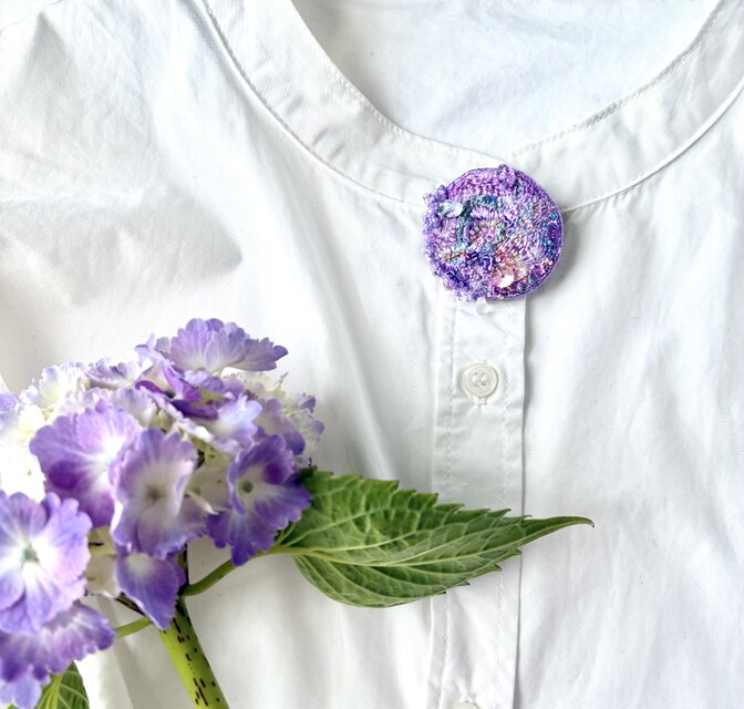 紫陽花の季節　丸型刺繍ブローチ