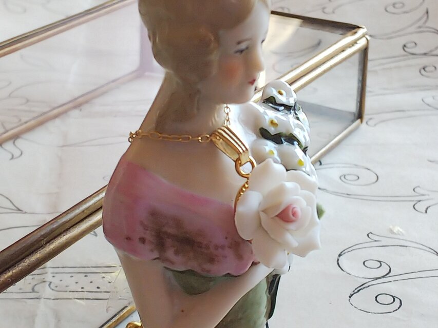 ヴィンテージ　白い薔薇（磁器製15㎜）クラシカルネックレス