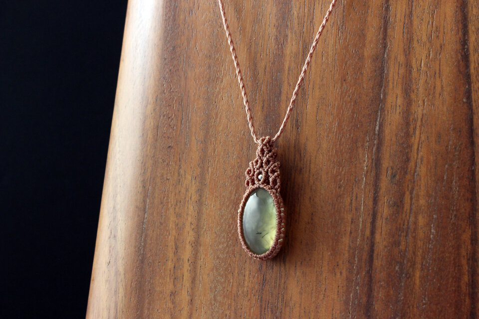 プレナイトのマクラメペンダントネックレス　／ テラコッタ