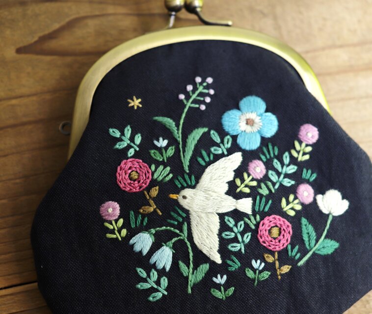 手刺繍のがま口『鳥と草花』財布・ポーチ【受注生産】 | iichi