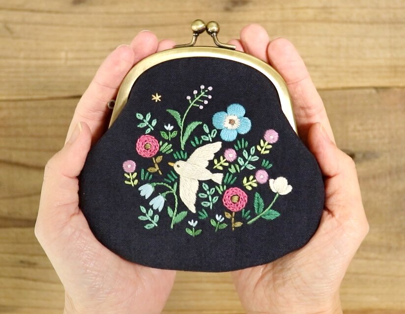 手刺繍のがま口『鳥と草花』財布・ポーチ【受注生産】 | iichi