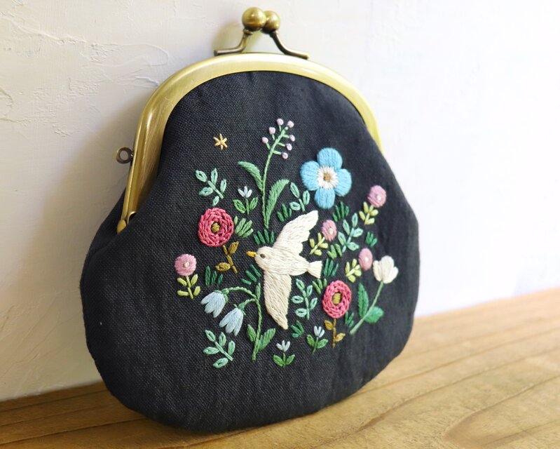 手刺繍のがま口『鳥と草花』財布・ポーチ【受注生産】 | iichi 日々の 