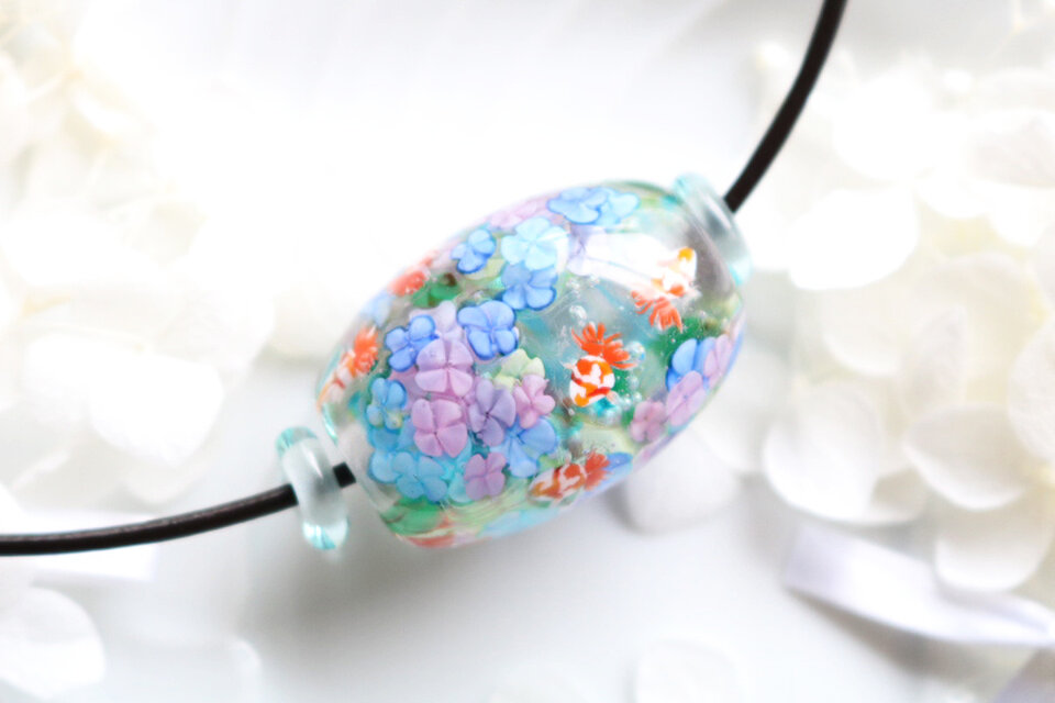 紫陽花と金魚のとんぼ玉（ガラス玉）