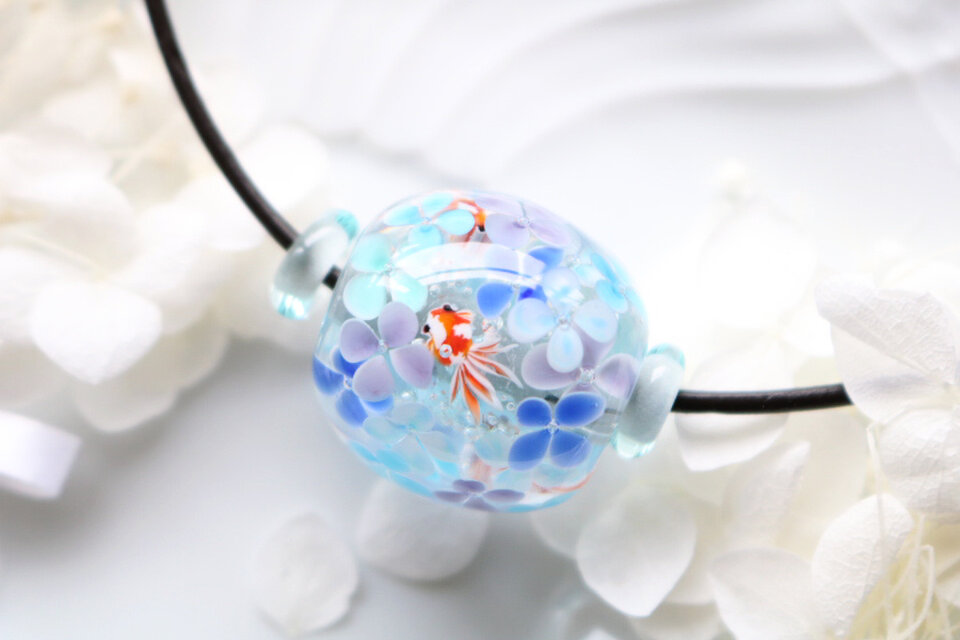 ☆初夏のセール！！5/31まで☆紫陽花と金魚のとんぼ玉（ガラス玉）2