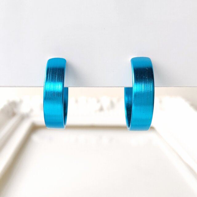 〈痛くない〉2Wayブルーフラットリングフェイクピアス・イヤーカフ〈直径約19㎜幅約5㎜〉(両耳用)(調節可)