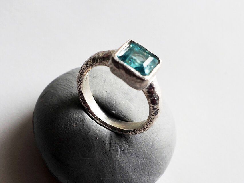 6.9x7.4mmブルートパーズ　つや消し