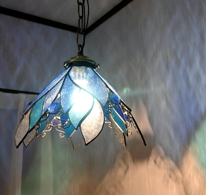 ステンドグラスランプ 青い小鳥 吊り下げランプ - 天井照明