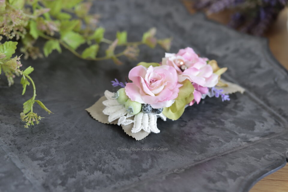 ピンクの薔薇と刺繍のお花のバレッタ 髪飾り バレッタ ブルー 入学式