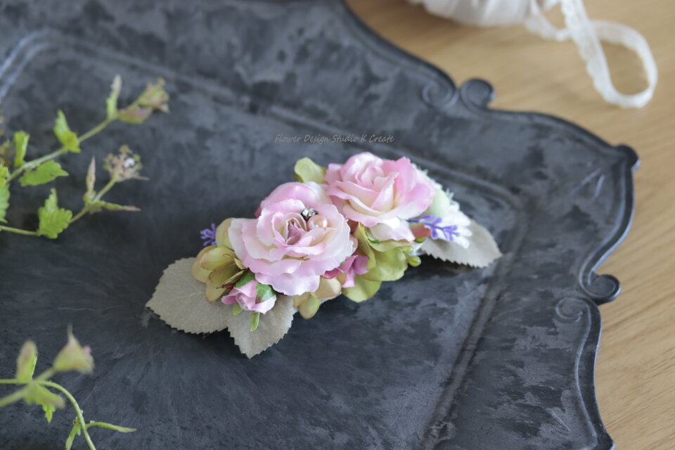 ピンクの薔薇と刺繍のお花のバレッタ 髪飾り バレッタ ブルー 入学