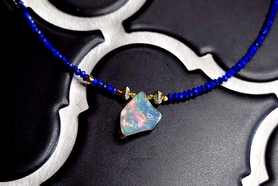 オパールを下げたラピスラズリのネックレス