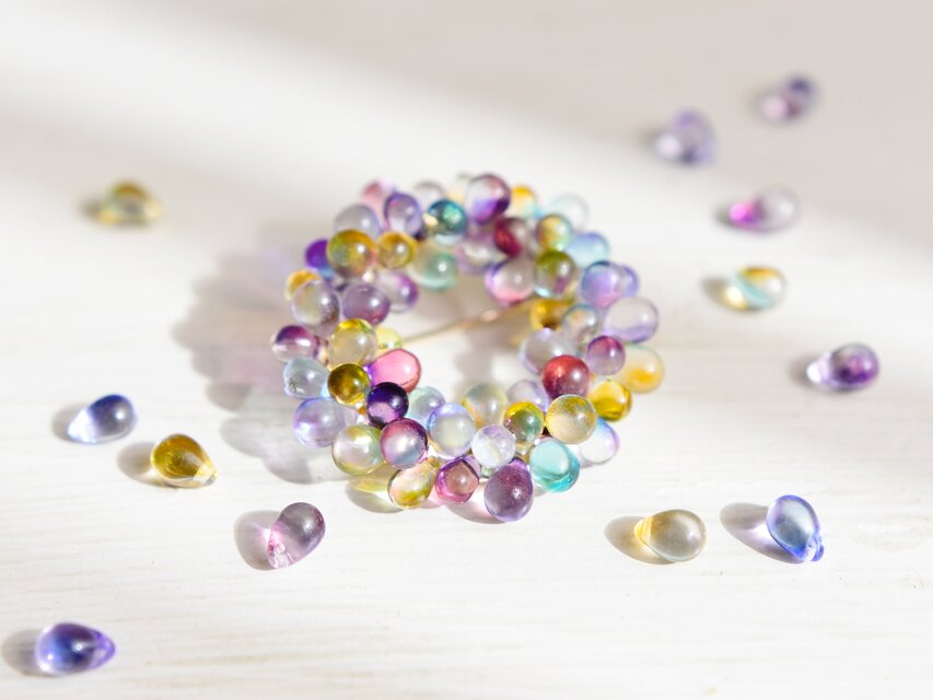 【ブローチ・Sサイズ】カラフルなのに上品 淡い虹色 レインボー 花火