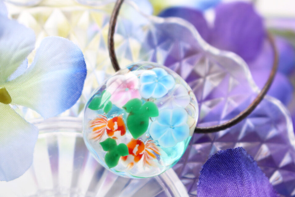 朝顔と金魚のとんぼ玉ガラスペンダント | iichi 日々の暮らしを