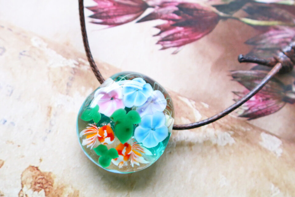 朝顔と金魚のとんぼ玉ガラスペンダント | iichi 日々の暮らしを